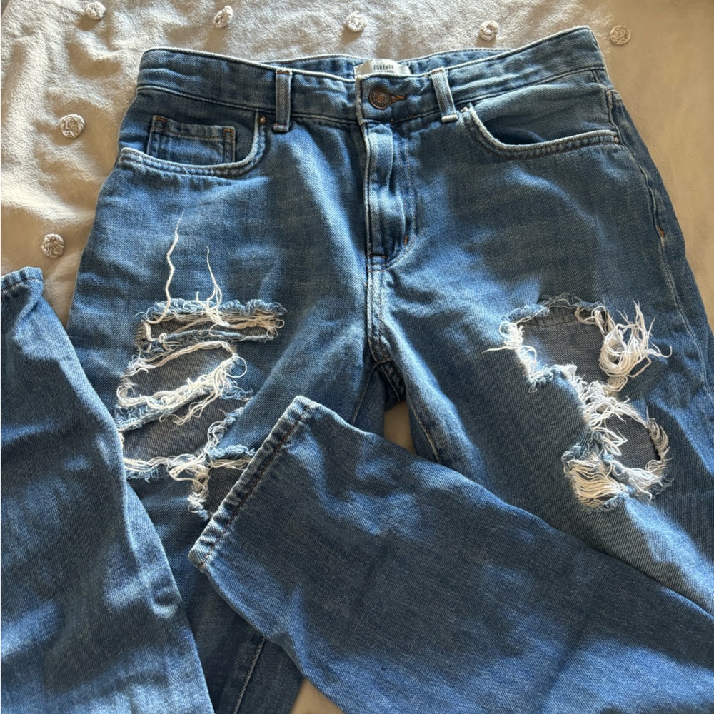 Forever 21 Boyfriend Ripped/ Distressed Jeans Size 25